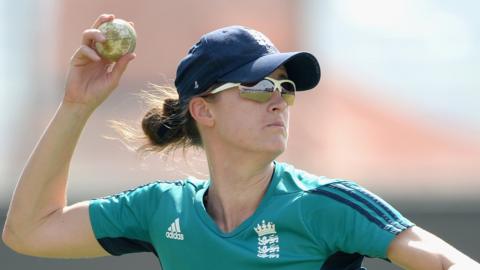 Lydia Greenway throwing a cricket ball