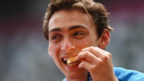 Armand Duplantis celebrates with gold medal in Tokyo
