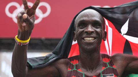 Eliud Kipchoge celebrates winning the men's marathon at the 2020 Olympic Games in Tokyo