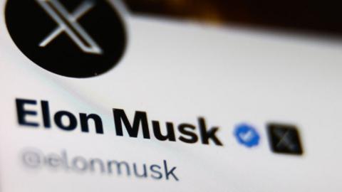 Blue checkmark by Elon Musk's name on his Twitter account