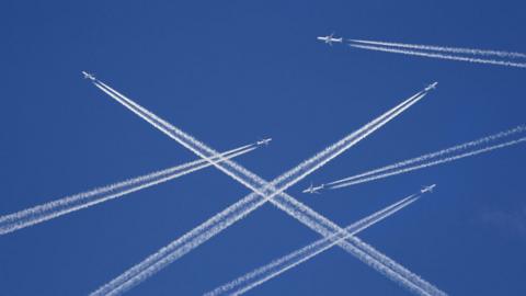 Airplanes and contrails