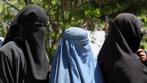 Afghan women wearing burkas (file picture)