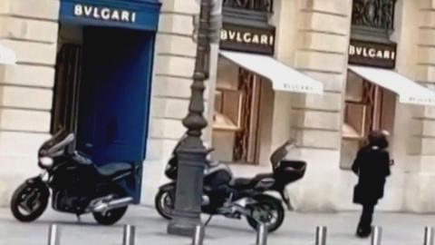 Video shows suspects making a getaway on motorbikes from the flagship Bulgari store in Paris.