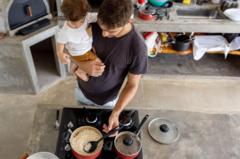 Un père s’occupant de son enfant