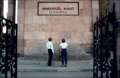 Mộ của triết gia Immanuel Kant tại Kaliningrad, Nga. Ảnh chụp năm 1991.
