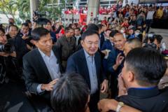 Ông Thaksin Shinawatra chào người ủng hộ khi ông đến trụ sở đảng Pheu Thai ở Bangkok vào ngày 26 tháng 3 năm 2024