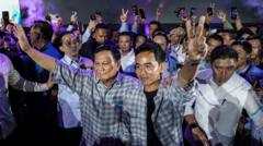 Calon presiden dan calon wakil presiden nomor urut 2 Prabowo Subianto dan Gibran Rakabuming Raka menyapa pendukungnya usai menyampaikan pidato saat menghadiri acara pemantauan hasil hitung cepat atau quick count di Istora Senayan, Jakarta, Rabu (14/2/2024).