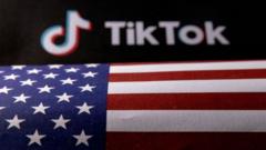 TikTokのロゴとアメリカの国旗の写真