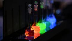 Разноцветные жидкости в лабораторных сосудах