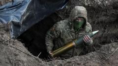 Украинский солдат со снарядом