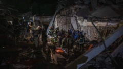 Спасательные работы на месте обрушения ресторана после российского удара