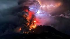 أعمدة الدخان المتصاعدة من ثوران بركان في إندونيسيا