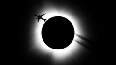 Imagen de un avión junto al eclipse