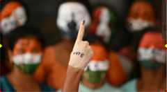 투표를 독려하는 인도 학생의 손가락