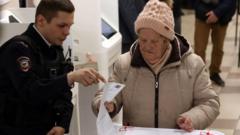 Полицейский помогает проголосовать старой женщине