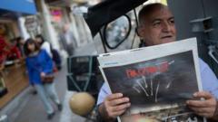 مردی در ایران روزنامه جام جم را بدست گرفته است