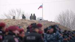 Армянская полиция около российской базы в Гюмри (архивное фото)