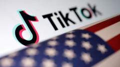TikTokのロゴと星条旗