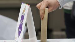 제22대 국회의원 선거 사전투표 첫날인 5일 서울 중구구민회관에 마련된 사전투표소를 찾은 유권자들이 소중한 한 표를 행사하고 있다