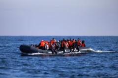 Một thuyền cao su chở người di cư trái phép vượt eo biển Manche vào Anh hôm 6/3/2024