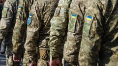Солдаты в форме, украинский флаг на рукаве