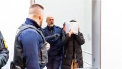 Обвинувачена закрила своє обличчя, коли прибула до суду у вівторок