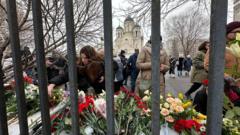 Люди на похоронах Навального