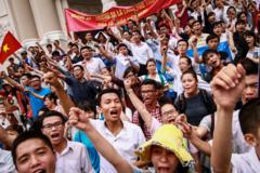 Dòng người biểu tình chống Trung Quốc tập trung trước Nhà hát Lớn Hồ Chí Minh ngày 11/05/2014 để thể hiện lòng yêu nước và phẫn nộ trước việc Trung Quốc cho dàn khoan Hải Dương 981 vào vùng biển của Việt Nam