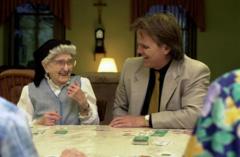 Irmã Esther, na foto com 106 anos, rindo ao lado de Snowdon, durante um jogo de cartas no convento