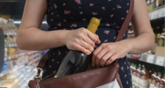 жінка з пляшкою в сумці