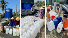 Người dân dùng can nhựa lấy nước tại Gò Công Đông