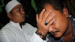 Sofyan, (kanan) seorang caleg di Kabupaten Cirebon, Jawa Barat, menjalani perawatan karena stres. 