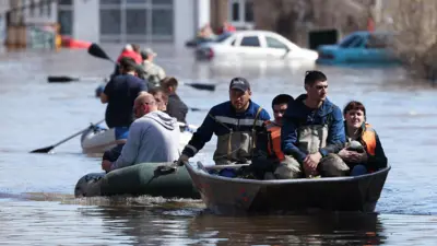 На лодках по улицам затопленного Оренбурга
