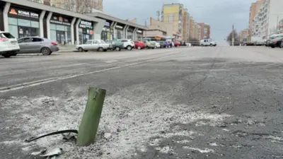 Часть ракеты воткнулась в асфальт. Белгород, март 2024 года