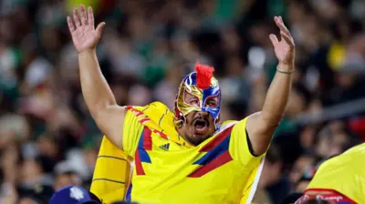 Fan de Colombia con máscara mexicana.