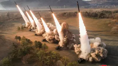 Severna Koreja i vojska: Snimci prikazuju kako Kim Džong Un nadgleda ispaljivanje raketa