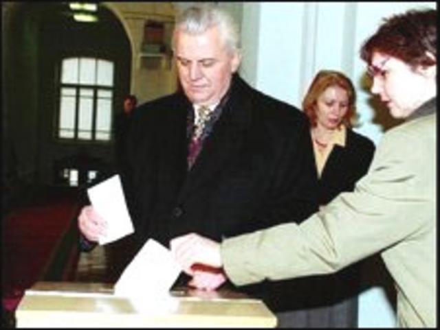 Леонид Кравчук голосует на выборах