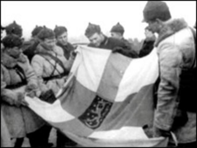 Красноармейцы с захваченным финским флагом, 1939