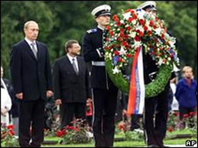 Владимир Путин возлагает венок на могилу Маннергейма