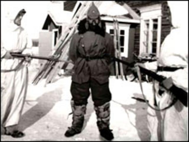 Финсакие с олдаты и пленный красноармеец во время Зимней войны