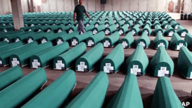 Гробы с останками расстрелянных в Сребренице