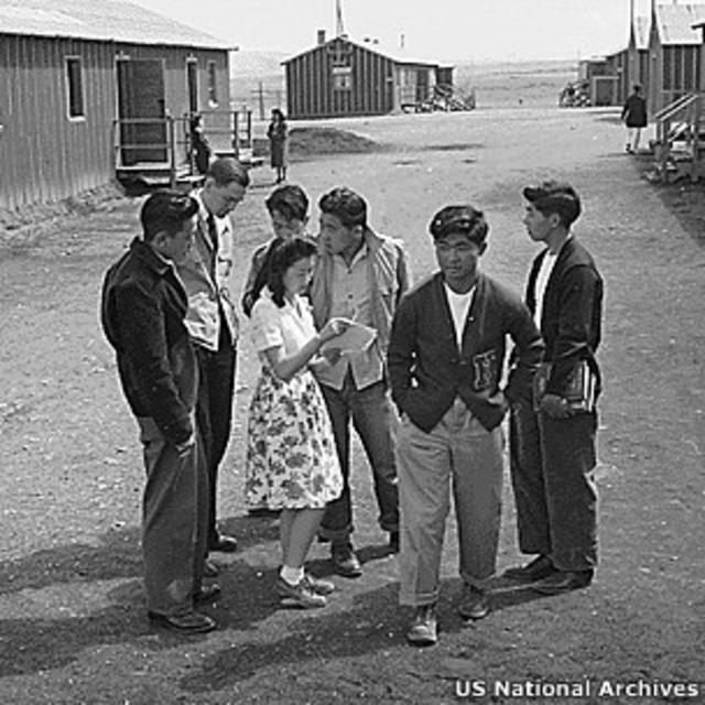 Американские школьники японского происхождения в лагере для переселенцев в Вайоминге