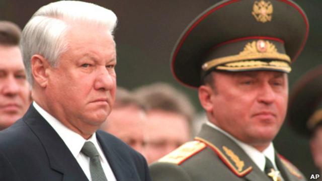 Борис Ельцин и павел Грачев во время церемонии возложения венков к могиле Неизвестного Солдата 8 мая 1996 года