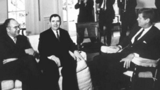 Андрей Громыко и Анатолий Добрынин уверяют Кеннеди в отсутствии советских ракет на Кубе