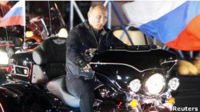 Путин во время своей первой встречи с "Ночными волками"