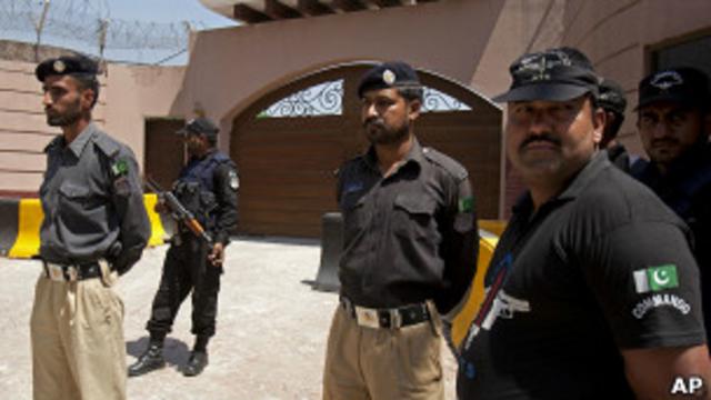 Полицейские у дома Мушаррафа