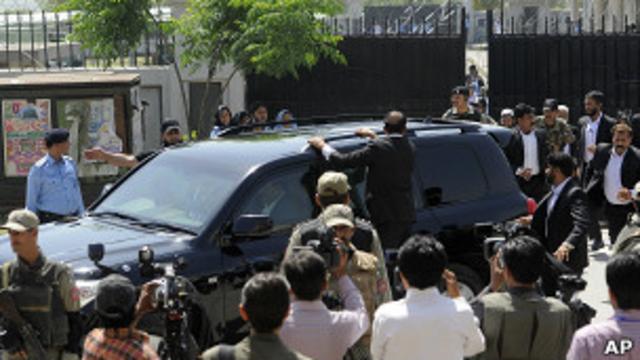 Первез Мушарраф покидает здание суда