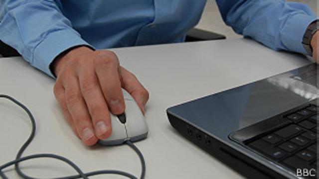Рука человека на компьютерной мыши