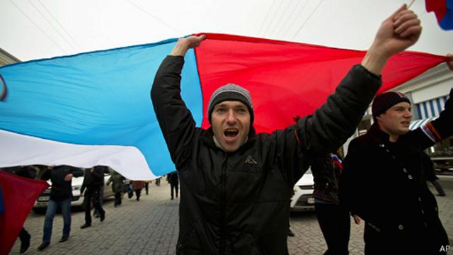 Участники пророссийской акции пронесли по городу флаг России
