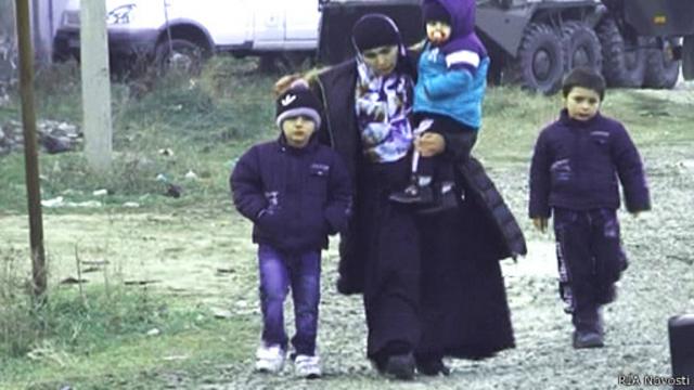 Женщина с детьми покидает зону КТО в Дагестане